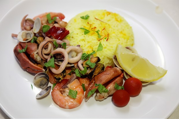 Рагу из морепродуктов с изюмом и орехами