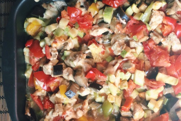 Рагу из овощей с курицей и сыром в духовке