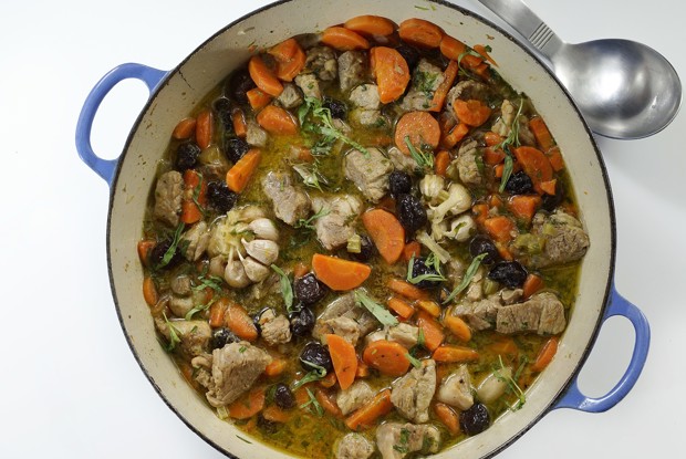 Рагу из свинины с маслинами и морковью
