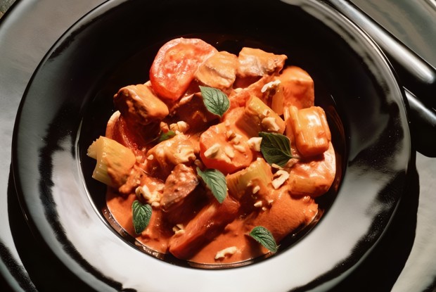 Рагу из свинины с сельдерем, морковью, мадерой и пряностями