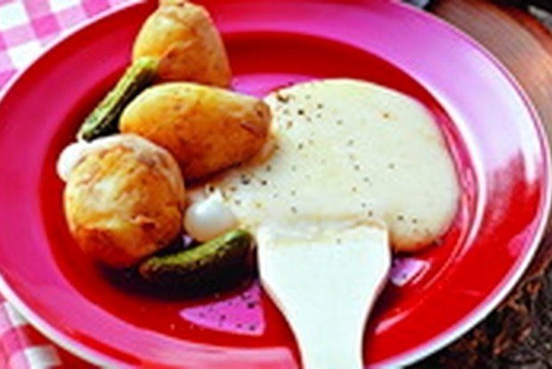 Раклет из сыра, картофеля, маринованных огурчиков и хлеба