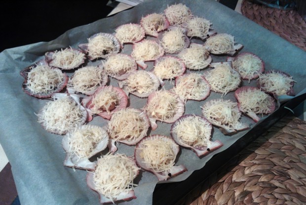 Ракушки гребешков, запеченые с чесноком