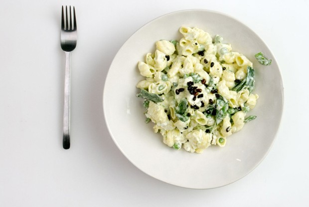 Ракушки конкилье с йогуртом, зеленым горошком и чили