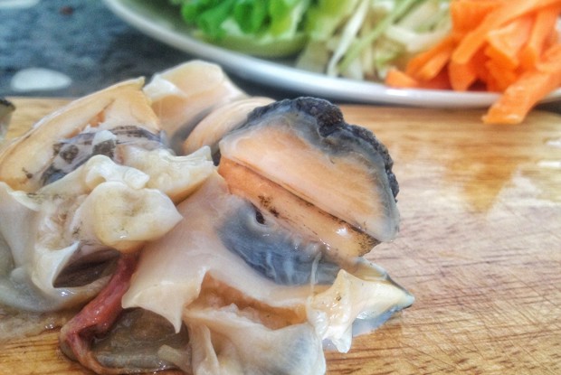 Рапаны с кусочками свинины на воке