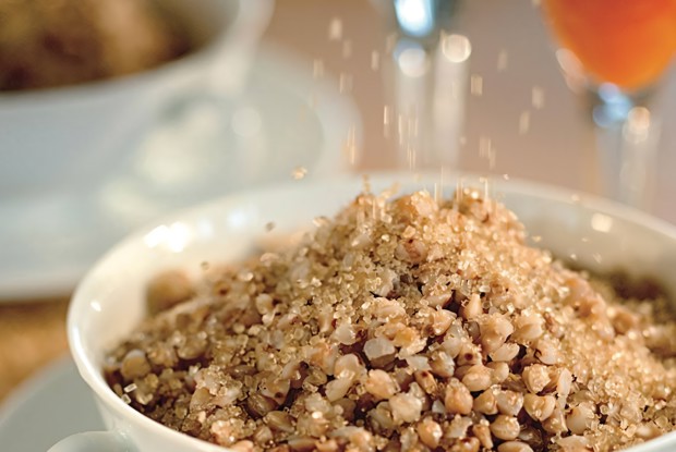 Рассыпчатая гречка с яблочно-морковным шотом