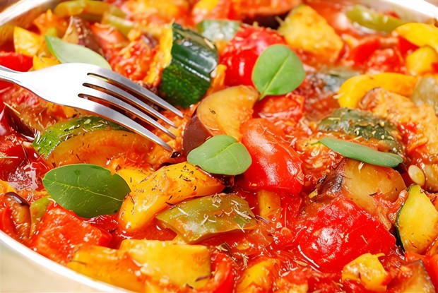 Рататуй с тимьяном, цукини и розмарином