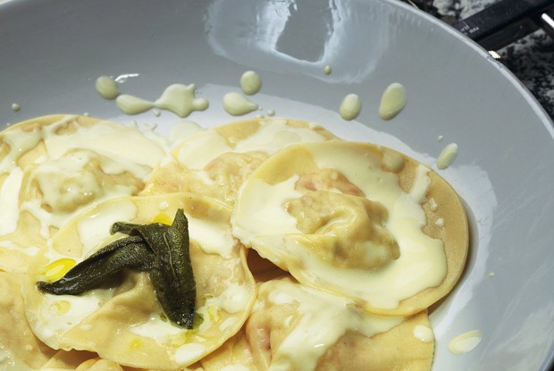 Равиоли с крабовым мясом и сливочным соусом