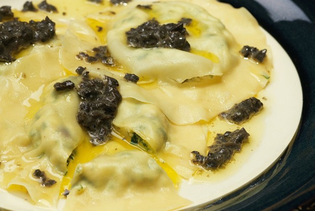 Равиоли с перепелиными яйцами и трюфельным маслом