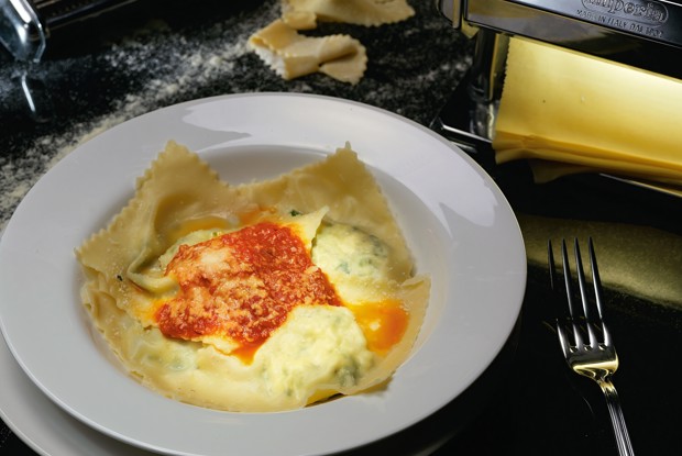 Равиоли со шпинатом и томатной сальсой