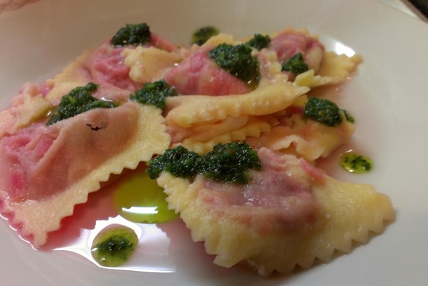 Равиоли со свеклой, рикоттой, пармезаном и чесночным соусом