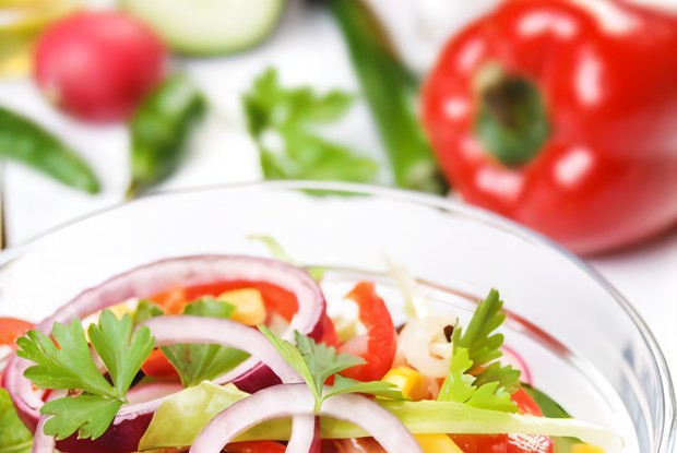 Разноцветный фасолевый салат с кукурузой