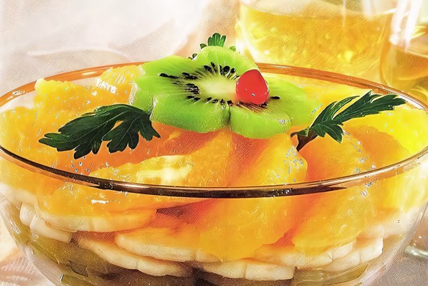 Разноцветный фруктовый салат с черносливом и орехами