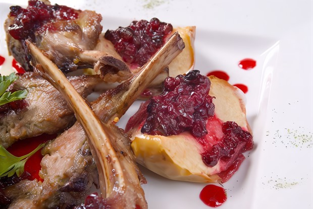 Ребрышки ягненка с клюквенным чатни и клюквенно-винным соусом