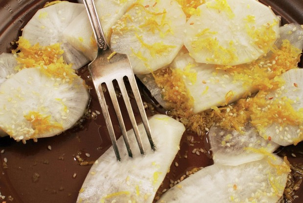 Редька дайкон, маринованная в лимонной цедре