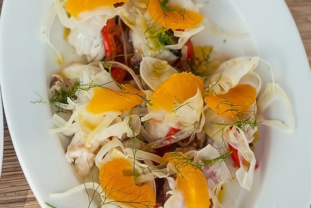 Рыба-меч по-сицилийски с салатом из фенхеля и апельсинов