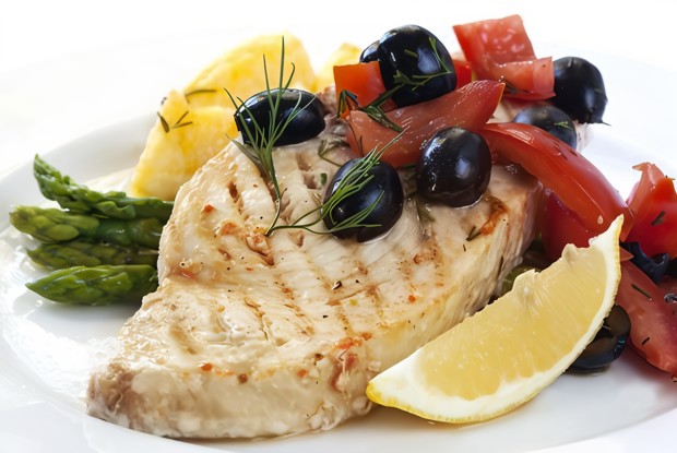 Рыба-меч с томатной закуской по-сицилийски