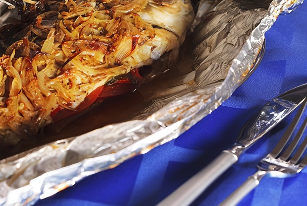 Рыба в фольге с томатами, петрушкой и соком лайма