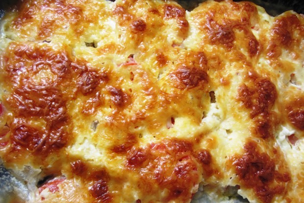 Рыба, запеченная с помидорами и сыром