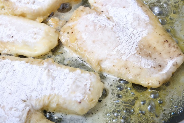 Рыба жареная, с гарниром