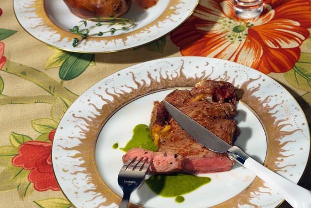 Рибай с бататом и соусом чимичурри