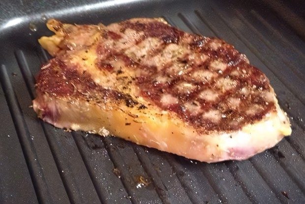 Рибай-стейк с картофельным пюре и сливочно-грибным соусом из сморчков