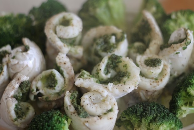 Рыбные рулетики с зеленым соусом