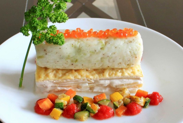 Рыбный мусс с гратеном дофине, овощами и томатным кули