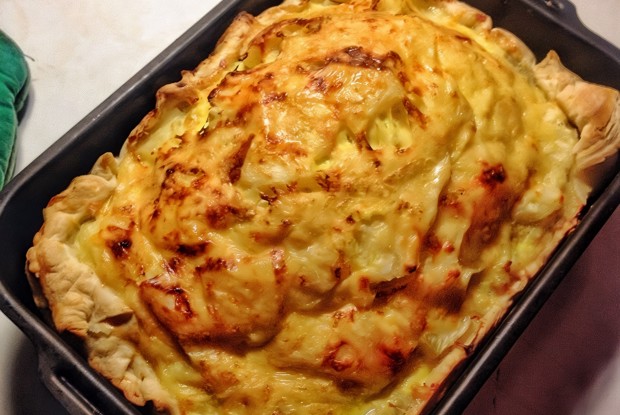 Рыбный пирог из слоеного теста с ананасами