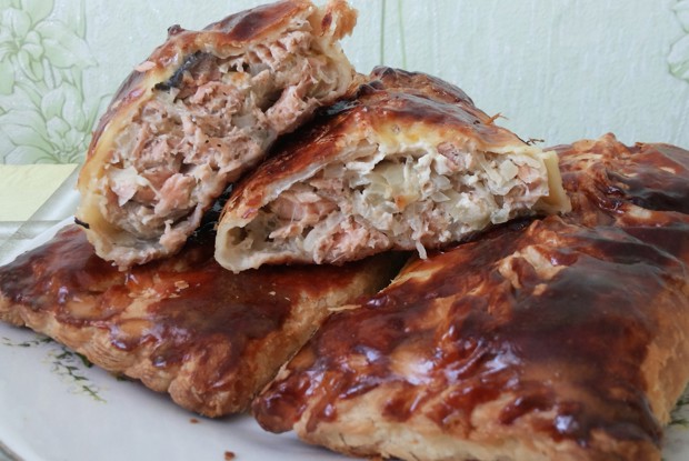 Рыбный пирог из слоеного теста