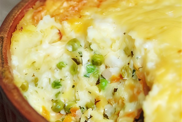 Рыбный пирог с белым соусом