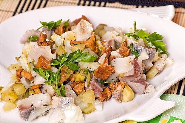 Рыбный салат с грибами