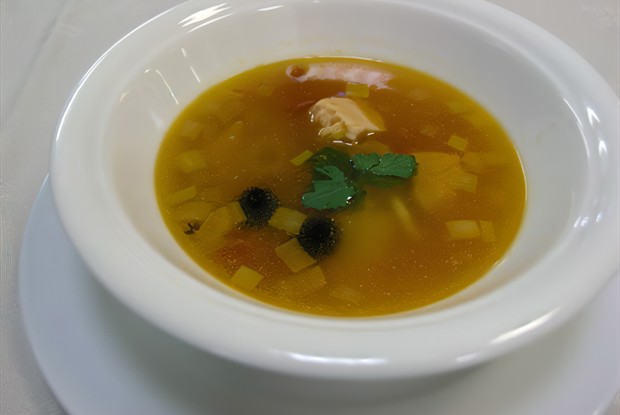 Рыбный суп с лососем, дорадой и кальмарами