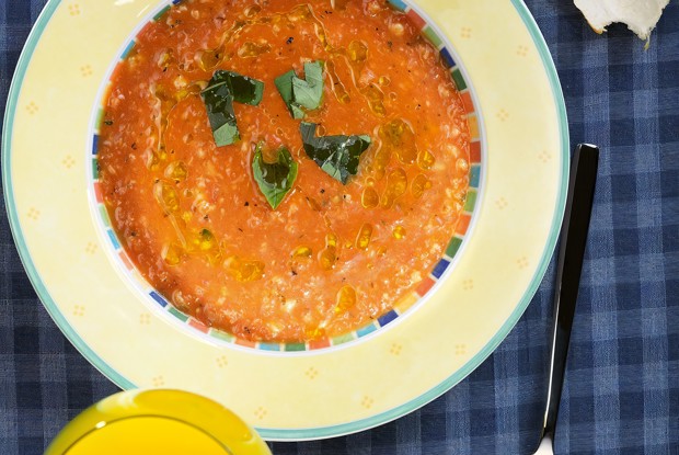 Рыбный суп с помидорами и белым вином