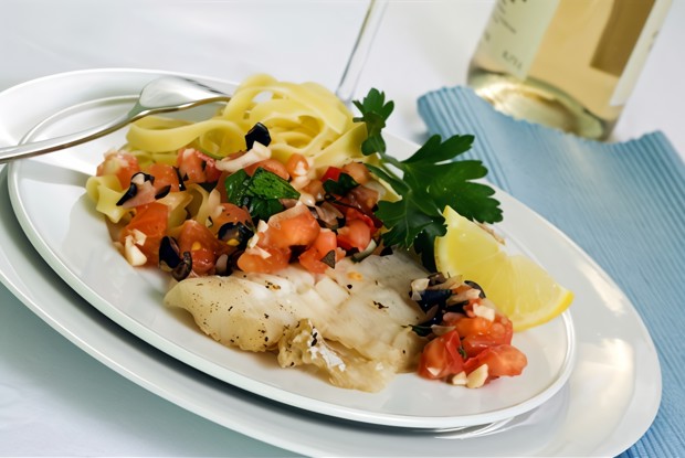 Рыбное филе, тушенное с овощами