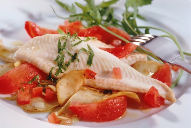 Рыбное филе, тушенное с помидорами, зеленью и чесноком