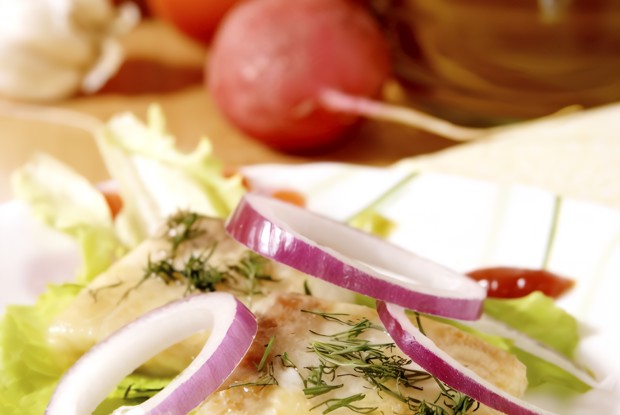 Рыбное филе, запеченное под винным соусом