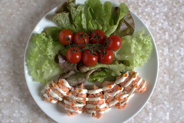 Риет из копченого лосося с соусом из красной икры