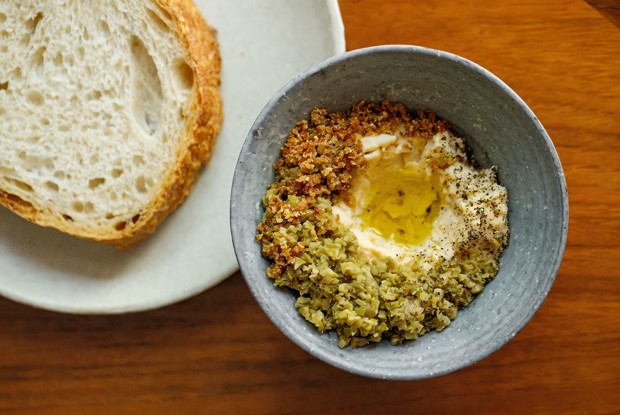 Риет из судака с тапенадом из оливок