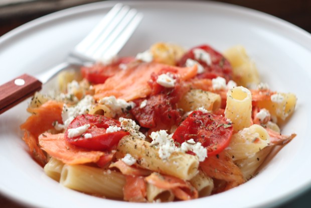 Ригатони с обжаренным лососем, помидорами черри и сыром фета
