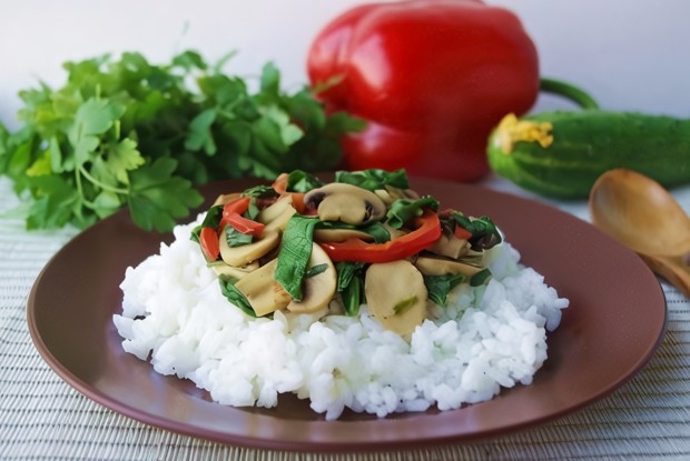 Рис с грибами, шпинатом и сладким перцем