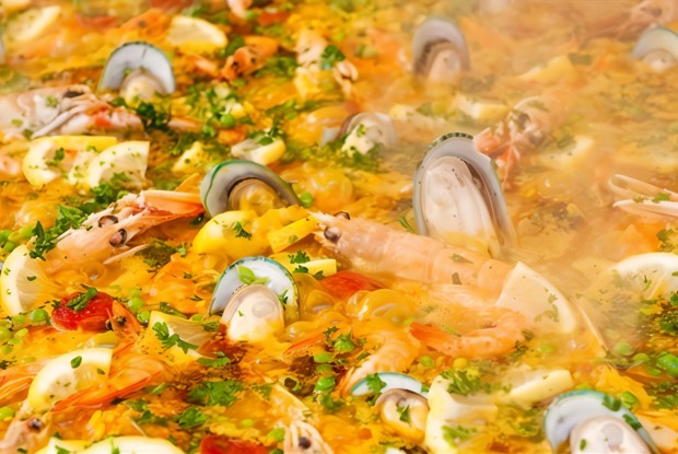 Рис с креветками, мидиями и морским чертом