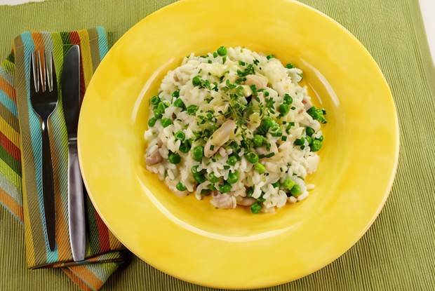 Рис с куриной печенью и зеленым горошком