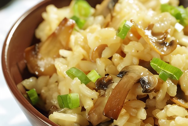 Рис с лесными грибами и зеленым луком