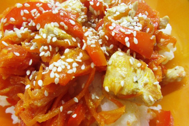 Рис с овощами и курицей в соевом соусе