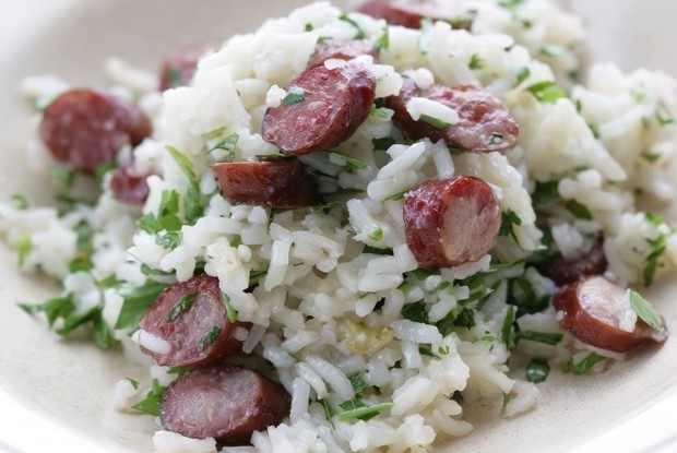 Рис с сельдереем и острыми колбасками