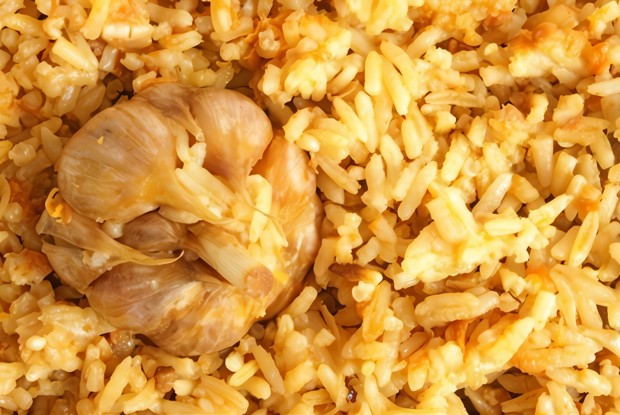 Рис с запеченным чесноком и розмарином