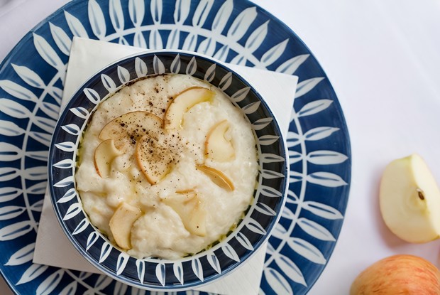 Рисовая каша с корицей и яблоками