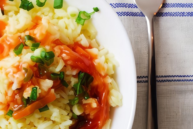 Рисовая каша с томатом и сыром