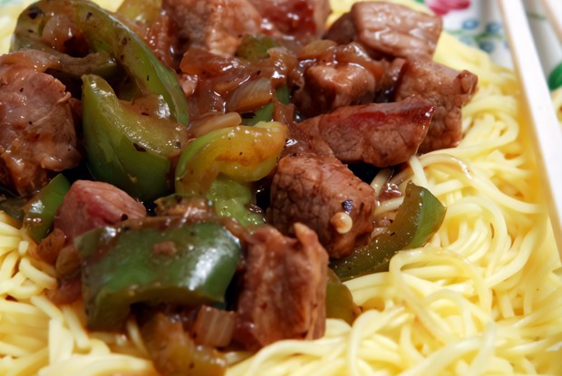 Рисовая лапша с говядиной, черной фасолью и перцем