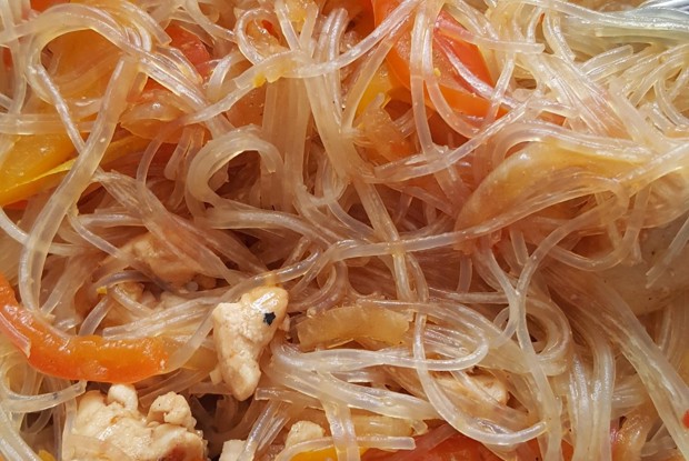 Рисовая лапша с курицей и овощами